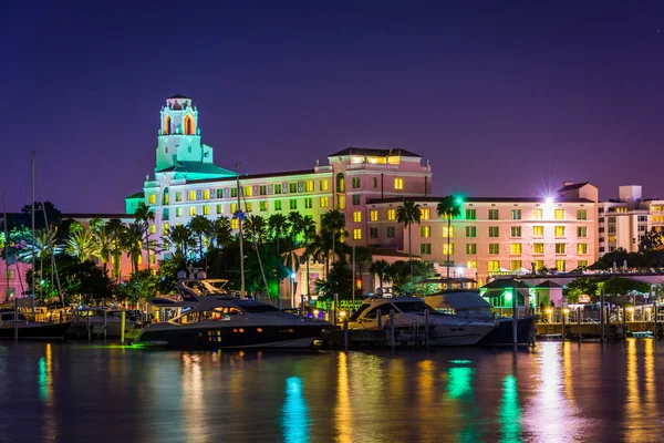 Marina en het Vinoy Hotel nachts in Sint-Petersburg, Florida — Stockfoto