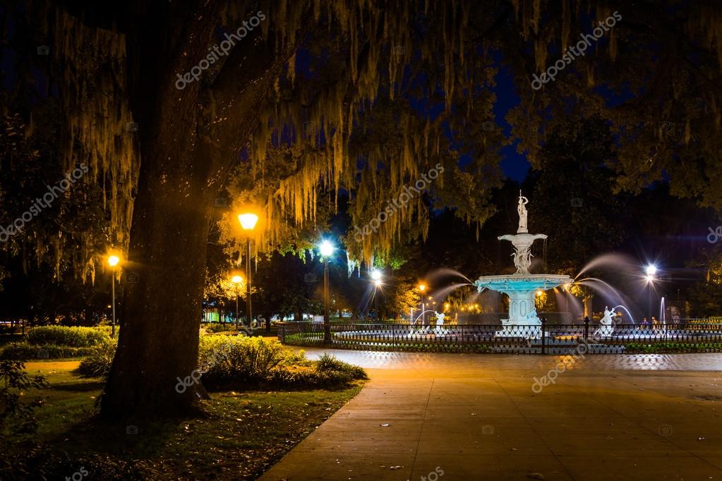 Oak tree and fountain at night in Forsyth Park, Savannah, ⬇