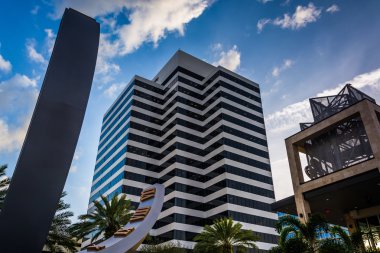 Güneş saati ve Saint Petersburg, Florida'da bir gökdelen.