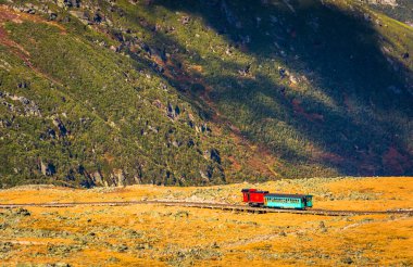 Görünüm toplamı üzerinden Mount Washington Cog demiryolu bir trenin