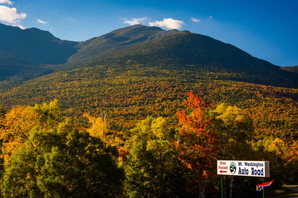 Sign for the Mount Washington Auto Road and autumn color in the — Stock Photo, Image