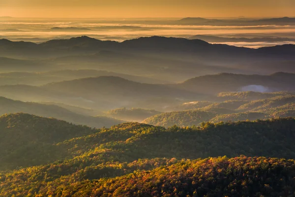 Slunce svítilo mlha v údolí, pohledu z výšin Beacon, — Stock fotografie