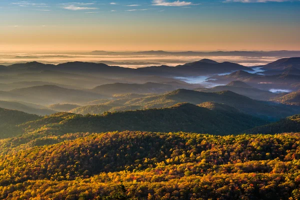 Slunce svítilo mlha v údolí, pohledu z výšin Beacon, — Stock fotografie