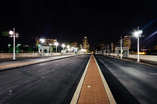 Piren på natten i Saint Petersburg, Florida. — Stockfoto