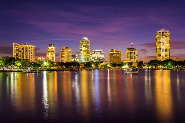 Lo skyline di notte visto da Spa Beach Park, a San Pietroburgo — Foto Stock