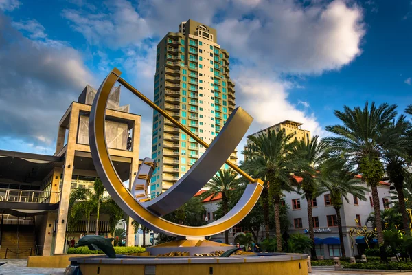 Die sonnenuhr und ein hochhaus in saint petersburg, florida. — Stockfoto