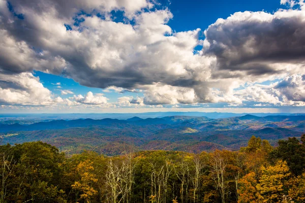 Άποψη του χρώμα το φθινόπωρο από το Parkway Blue Ridge, κοντά φυσώντας R — Φωτογραφία Αρχείου