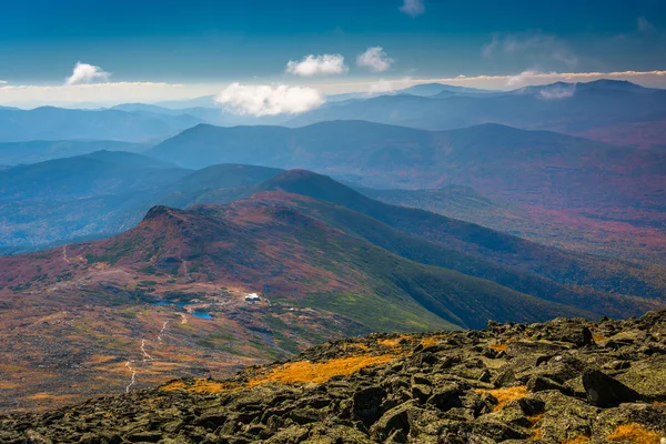 Vista de las lejanas crestas de las Montañas Blancas y Lagos de la C — Foto de Stock
