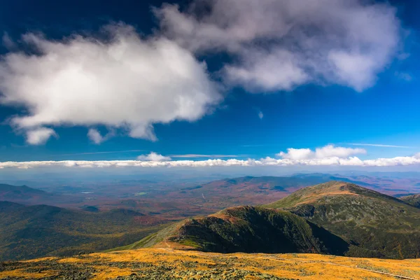 Vista de las lejanas crestas de las Montañas Blancas desde la cima de —  Fotos de Stock