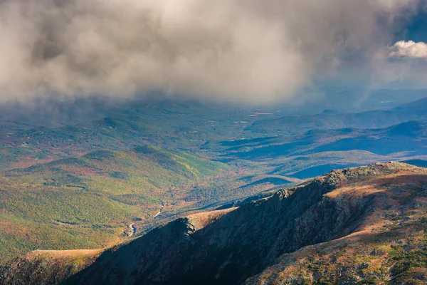 Weergave van de lage wolken boven de bergen in de verte van Mount Washington, — Stockfoto