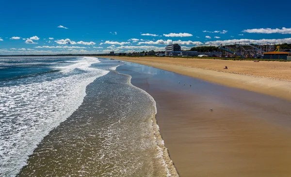 Vue de la plage depuis la jetée à Old Orchard Beach, Maine . — Photo