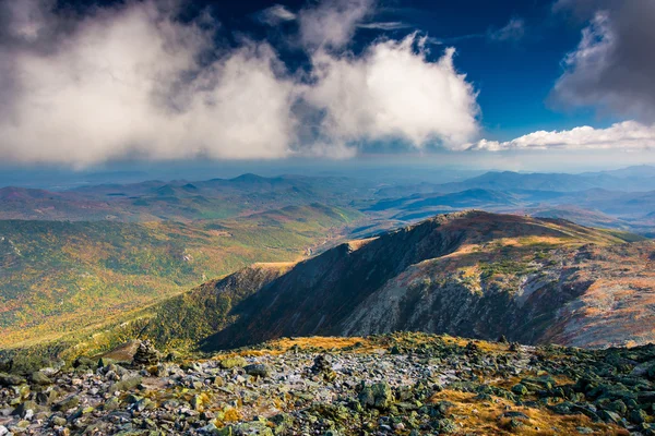 Blick auf die felsigen, schroffen weißen Berge vom Gipfel des mou — Stockfoto