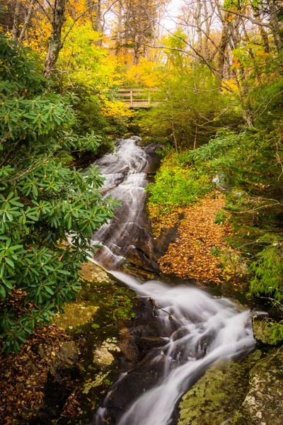 Wasserfall und Brücke auf dem Tanawha-Pfad, vom rauen Meer aus gesehen — Stockfoto