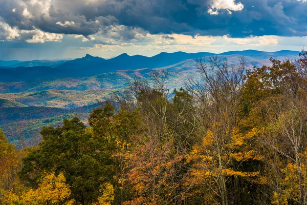 Weergave van herfst kleur van de Blue Ridge Parkway, in de buurt van blazen R Rechtenvrije Stockfoto's