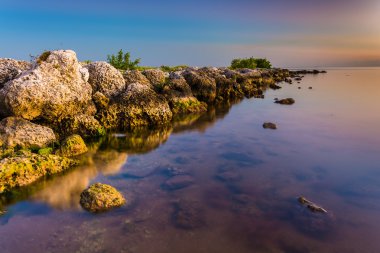 Gün batımında, iskelede Smathers Beach, Key West, Florida.