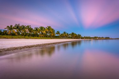 Smathers Beach, Key West, Florida gün batımında uzun pozlama.