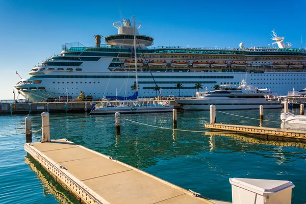 Cruise ship and docks in Key West, Florida. — Stock Photo, Image
