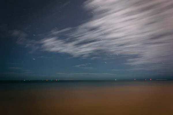 Longue exposition des nuages et des étoiles dans le ciel au-dessus du golfe de Moi — Photo