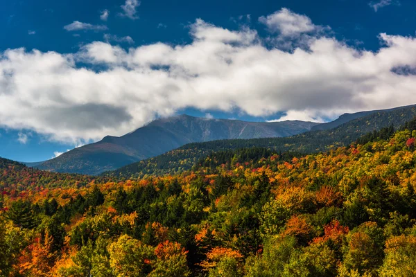 Herfst kleuren en weergave van de Presidential Range in wit spoortraject — Stockfoto