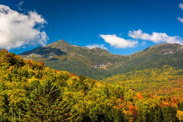 Autumn color and view of the Presidential Range in White Mountai — Stock Photo, Image