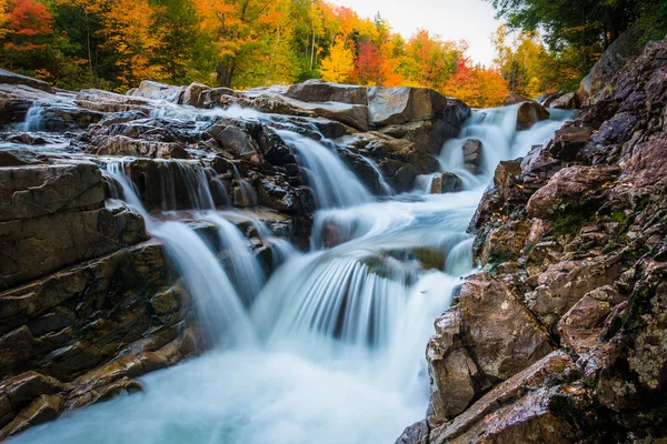 Couleur automnale et cascade à Rocky Gorge, sur le Kancamagus Hig — Photo