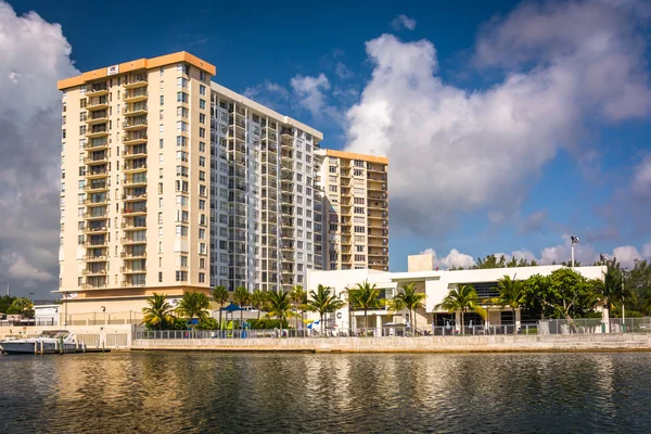 Edificio a lo largo del Canal Collins, en Miami Beach, Florida . —  Fotos de Stock