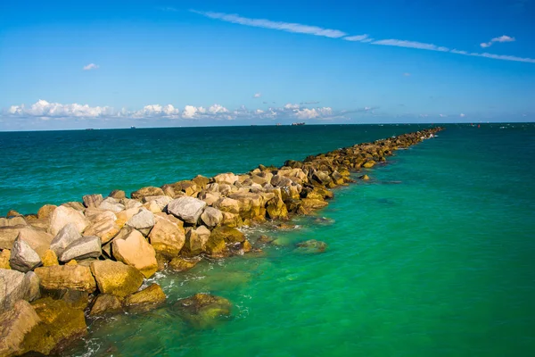 Jetty en el Océano Atlántico en Miami Beach, Florida . —  Fotos de Stock