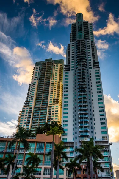 Wolkenkratzer bei Sonnenuntergang in der Innenstadt von Miami, Florida. — Stockfoto