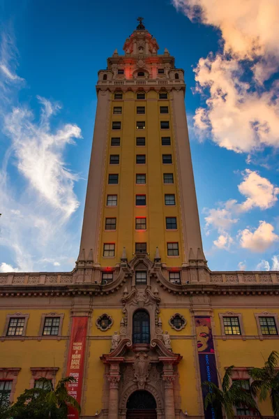 Torre de la Libertad al atardecer en el centro de Miami, Florida . — Foto de Stock