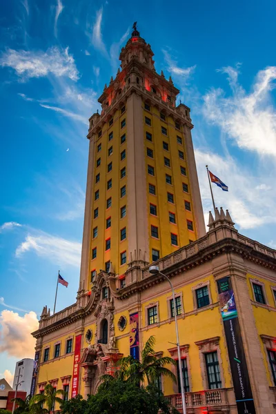 Freedom Tower vid solnedgången i centrala Miami, Florida. — Stockfoto