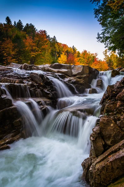 Autumn color and waterfall at Rocky Gorge, on the Kancamagus Hig — Stock Photo, Image