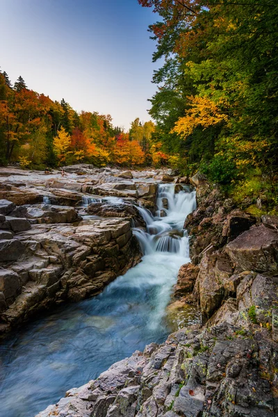 Höstfärg och vattenfall på bergsklyfta, på Kancamagus Hig — Stockfoto