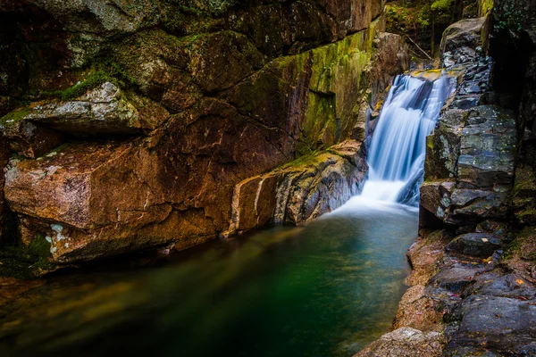 Sabbaday Falls, podél dálnice Kancamagus v Bílé hoře N — Stock fotografie