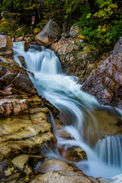 Vattenfall på bergsklyfta, på Kancamagus Highway, i vit Mo — Stockfoto