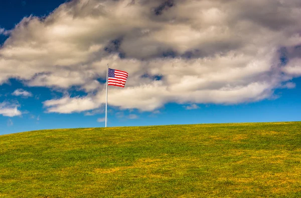 Amerikaanse vlag en hill op Fort Williams Park, Cape Elizabeth, Ma — Stockfoto