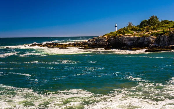 Rocky coast and view of Portland Head Light, at Fort Williams Pa — Stock Photo, Image