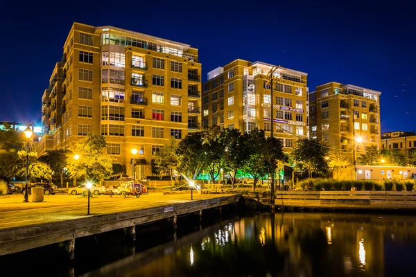 Appartement gebouwen nachts aan de waterkant in Fells punt, B — Stockfoto