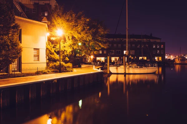 Båt och waterfront promenade i Fells Point på natten, Baltimore — Stockfoto