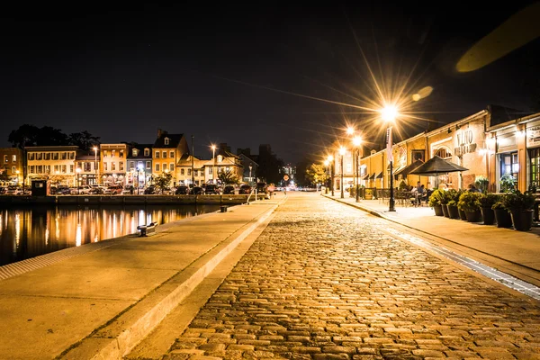 Cobblestone street along the waterfront in Fells Point at night, — Stock Photo, Image