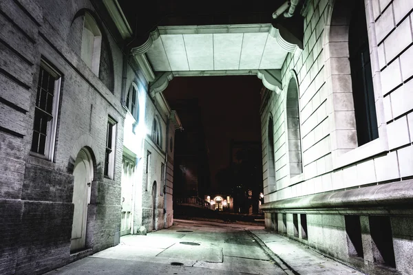 Elevated walkway in an alley at night in Fells Point, Baltimore, — Stock Photo, Image