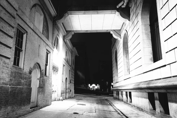 Passerelle surélevée dans une ruelle la nuit à Fells Point, Baltimore , — Photo