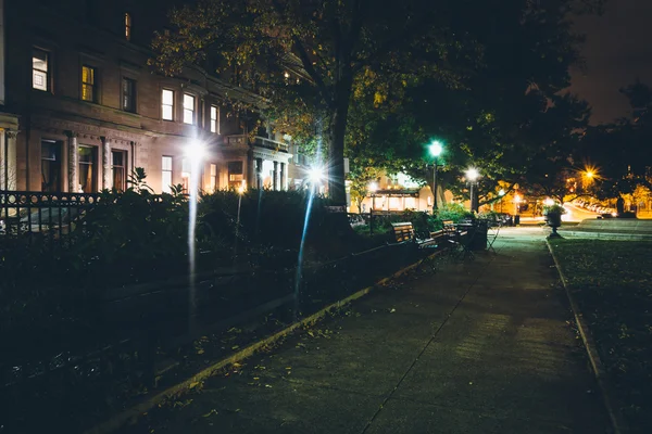 Historic buildings and path in a park at night in Mount Vernon, — Stock Photo, Image