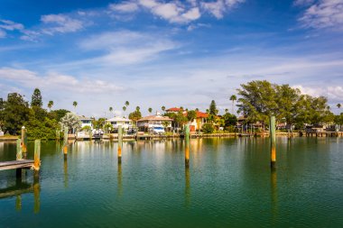 Dock ve küçük Mcpherson Bayou St Pete Beach boyunca evleri,