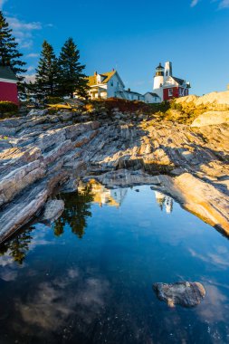 Akşam ışığı kayalar ve Pemaquid noktası deniz feneri, Maine.