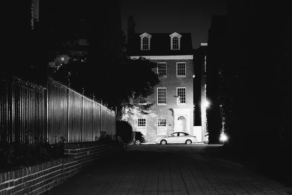Régi tégla ház és a sikátor éjjel, gyapja pont, Baltimore-ban. — Stock Fotó