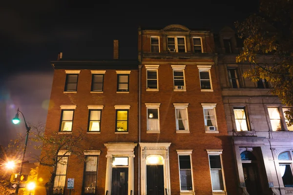 Old buildings at night in Mount Vernon, Baltimore, Maryland. — Stock Photo, Image