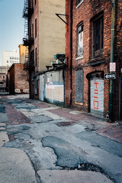 在马里兰州巴尔的摩的一条小巷中的旧楼. — 图库照片