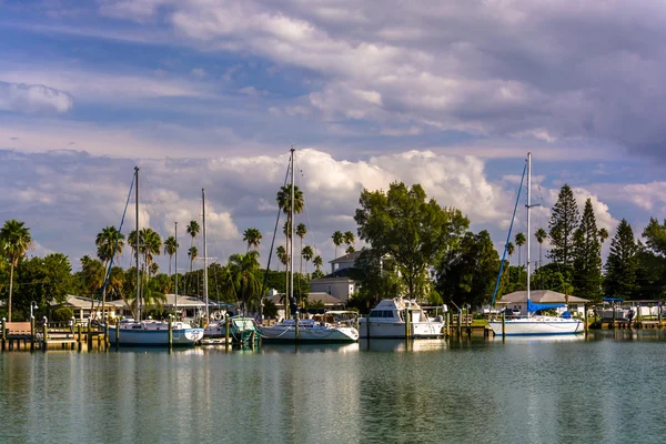 Boats at a marina, in St. Pete Beach, Florida. — Stock Photo, Image