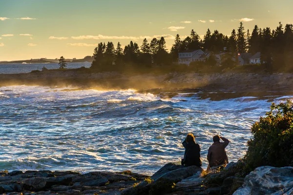 Paret tittar på stora vågor krasch på klippor vid solnedgång, på Pemaqui — Stockfoto