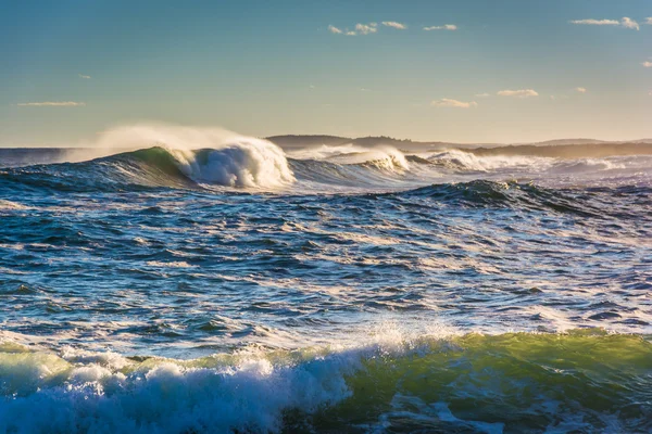 Grandes olas en el Océano Atlántico vistas desde Pemaquid Point, Main —  Fotos de Stock